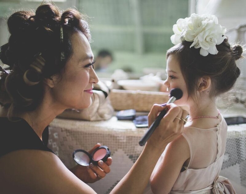 MeiLi Autumn doing makeup for a flower girl