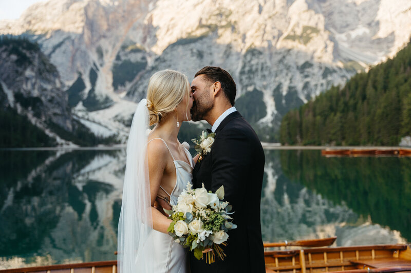 couple kissing at Lago di Braies during their elopement