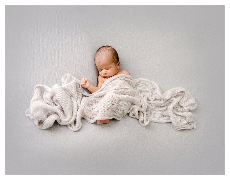 Newborn portrat | posed newborn photography | baby boy | grey