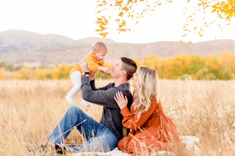 colorado-fall-family-dad-lifting-baby