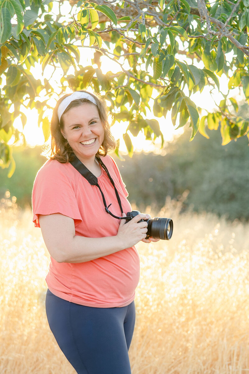 Livermore Photographer Kristen Hazelton holding a camera