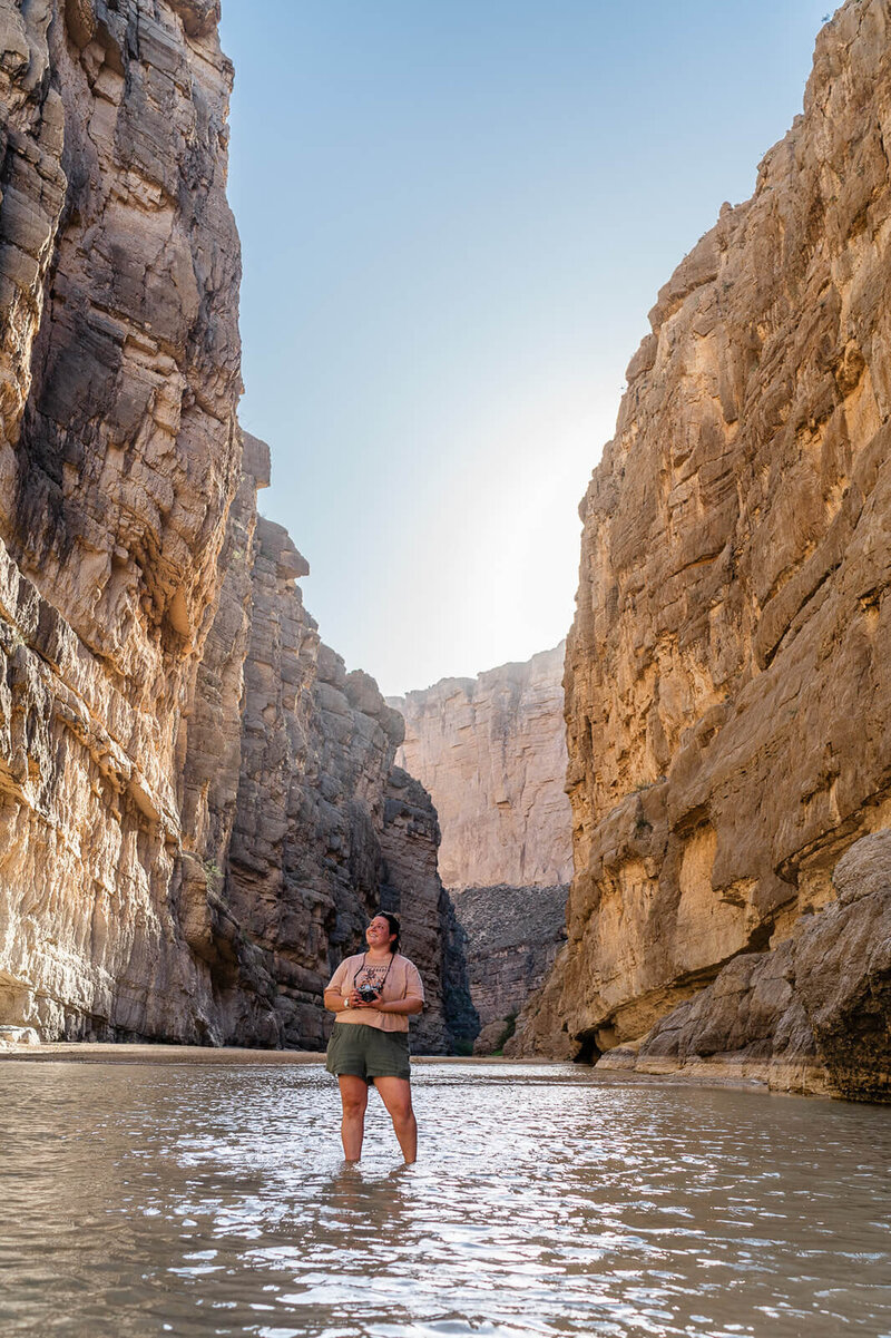 elopement photographer shin deep in the rio grande
