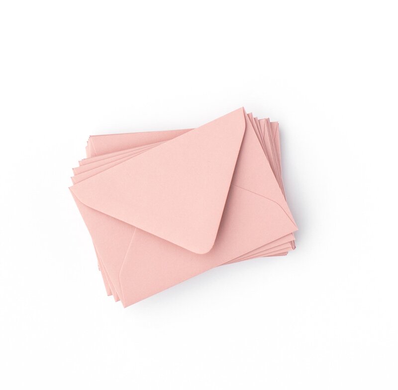 Envelopes-cartas naranjas unas sobre otras.