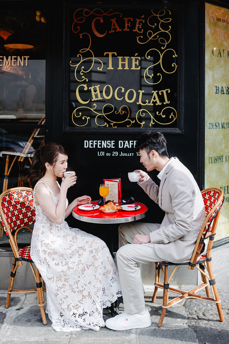 Pre Wedding in Paris parisian coffee