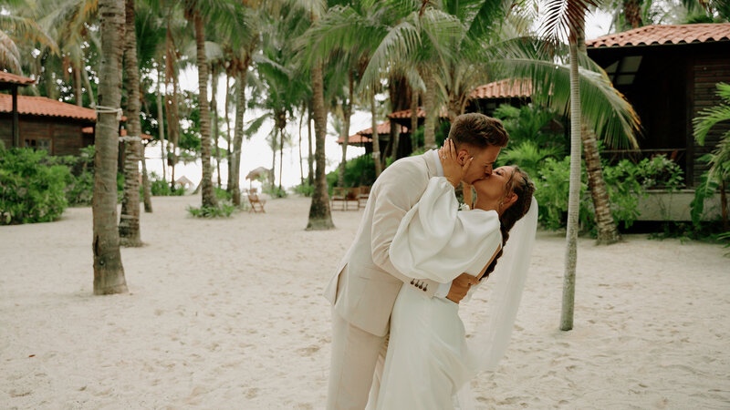 Couple gets married at Playa Del Carmen in Mexico