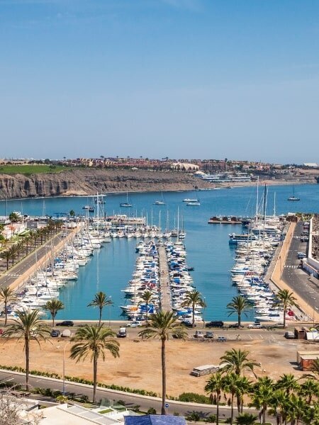 Der Sportboothafen mit Segelbooten von Pasito Blanco auf der kanarischen Insel Gran Canaria
