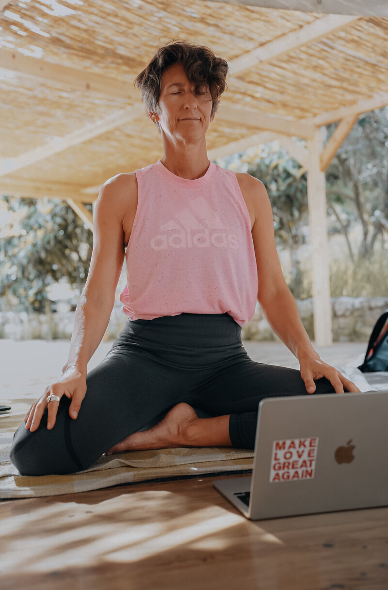 Tauch ein in Bewusstseinsarbeit mit Karin Nikbakht für mehr inneren Frieden und Erkenntnis.