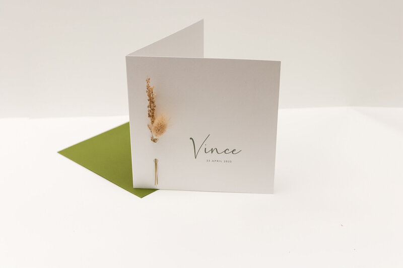 Minimalistisch-geboortekaartje-Vince-met-droogbloemen-3