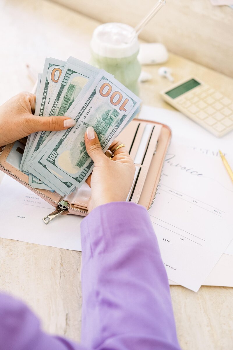 ys_laptop_working_phone_contando dinero finanzas presupuesto blazer morado lilac