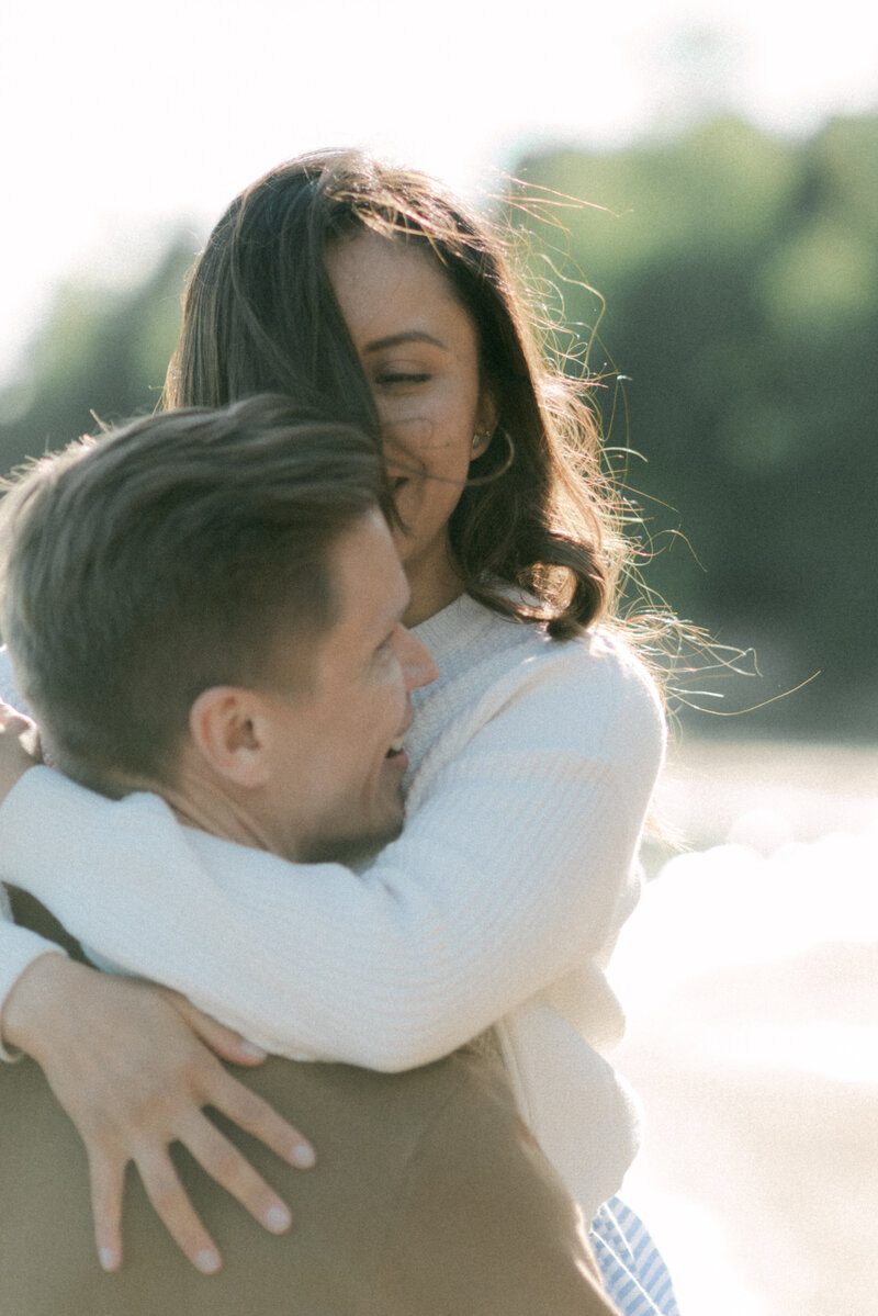 Couple on a beach on a photography session with photographer Hannika Gabrielsson