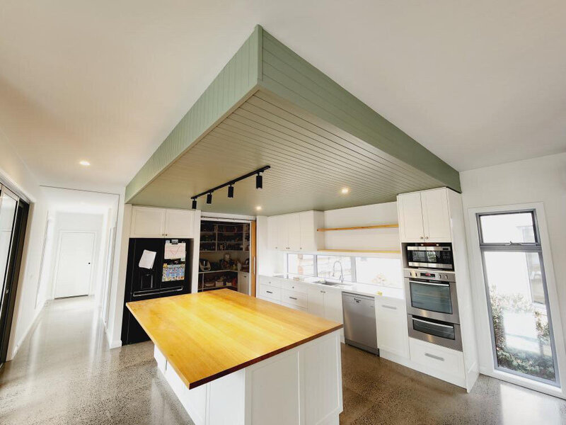Clean finishes on this feature bulk head painted by greg bull in Warrnambool.