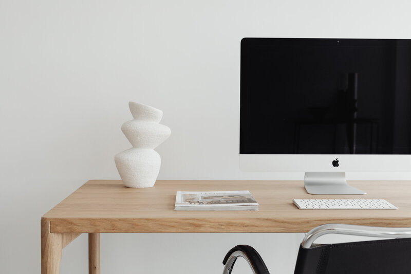 kaboompics_magazine-keyboard-imac-computer-vase-27266