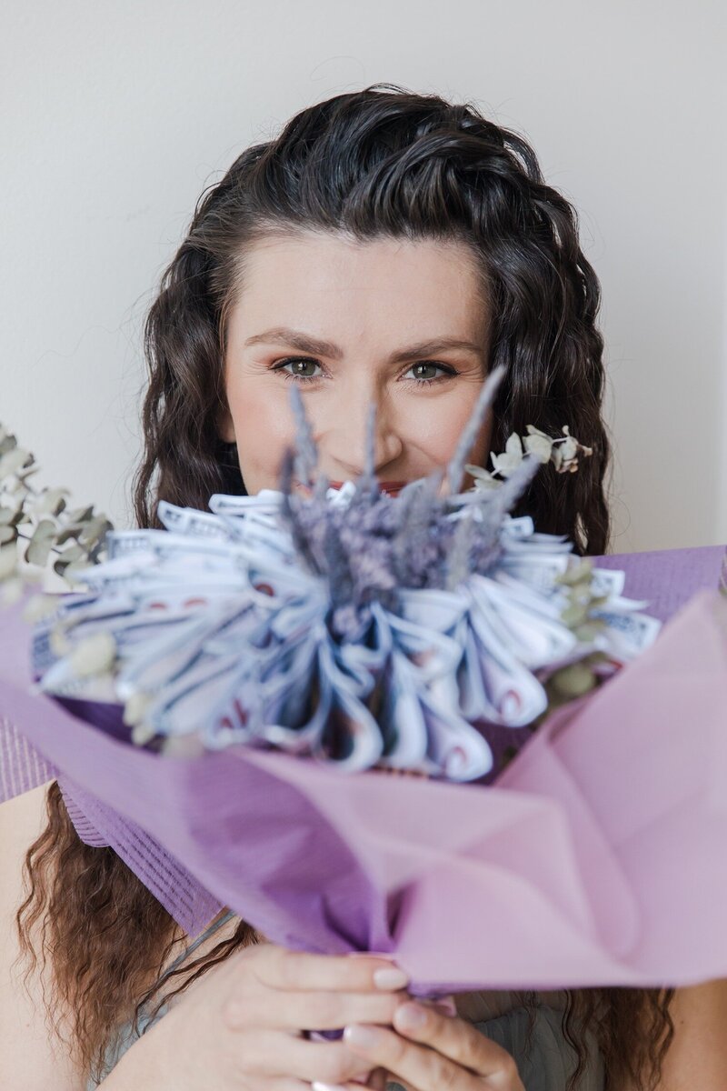 Hailey Ann Co Bookkeeper for female entrepreneurs Money Bouquet Professional Headshot