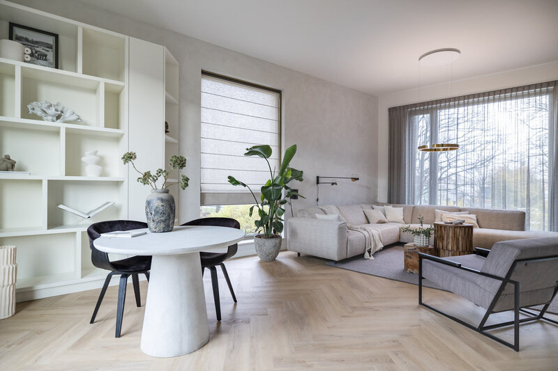 Lichte woonkamer met natuurlijke kleurn en materialen. Ontwerp door Annick Davids. Styling. Fotografie door Dorien Paymans | Studio Ensō Groningen ©