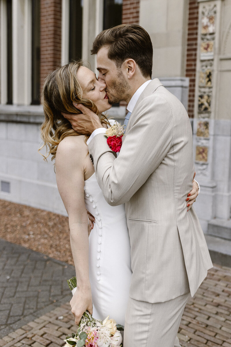 Bruidspaar trouwen in het Muntgebouw in Utrecht