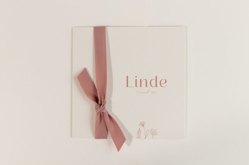 Letterpress-geboortekaartje-oudroze-Linde-met-bloemetjes-en-strik