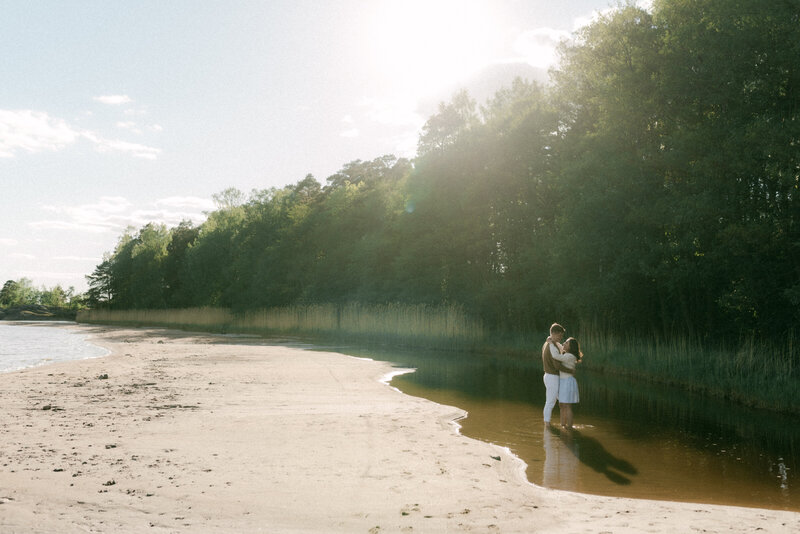 Couple on a beach on a photography session with photographer Hannika Gabrielsson