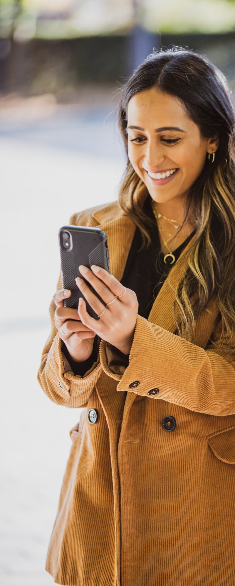 photo-of-woman-holding-smartphone-3179215 solo
