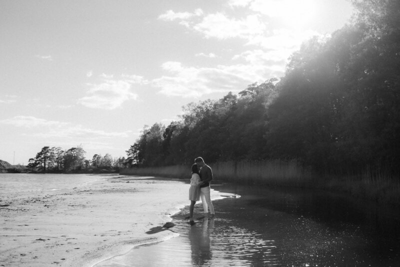 Couple on a beach on a photography session with photographer Hannika Gabrielsson