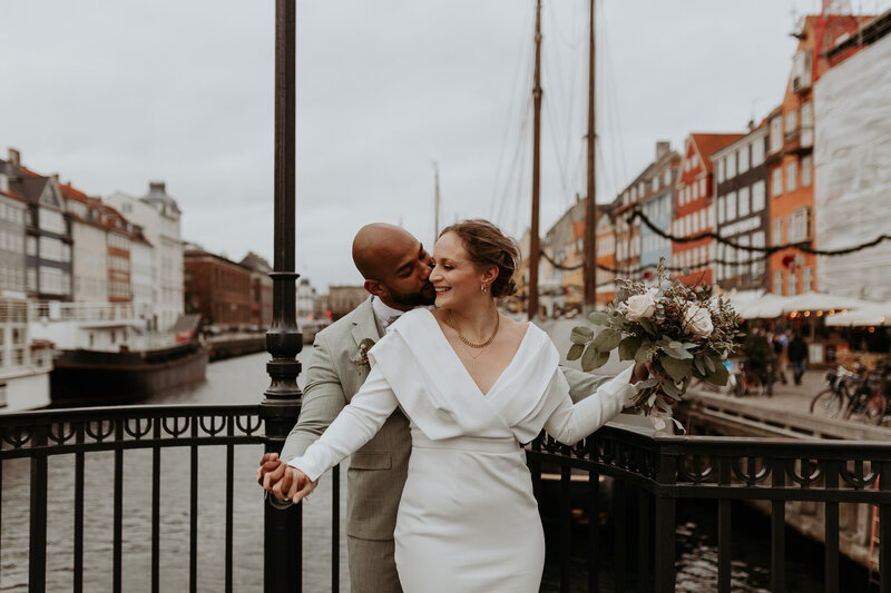 Dieses Hochzeitsfoto von Karin und ihrem Mann zeigt sie auf einer Brücke mitten in Dänemark.