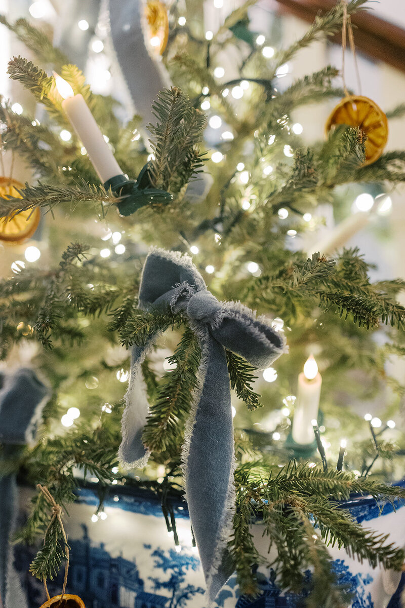 blue-bows-oranges-christmas-tree