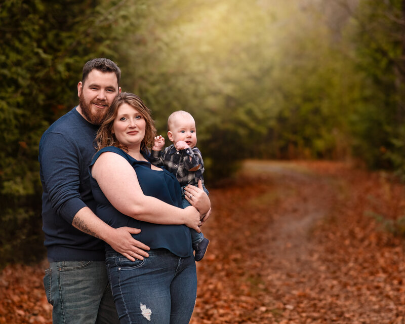 Captured among autumn leaves, this outdoor family portrait blends rustic charm and real emotion in the heart of nature.