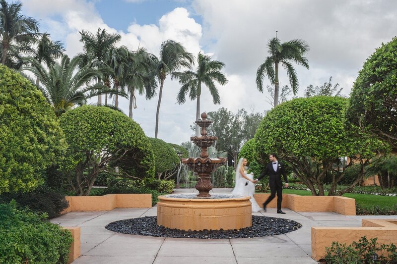 florida-couple-near-fountain