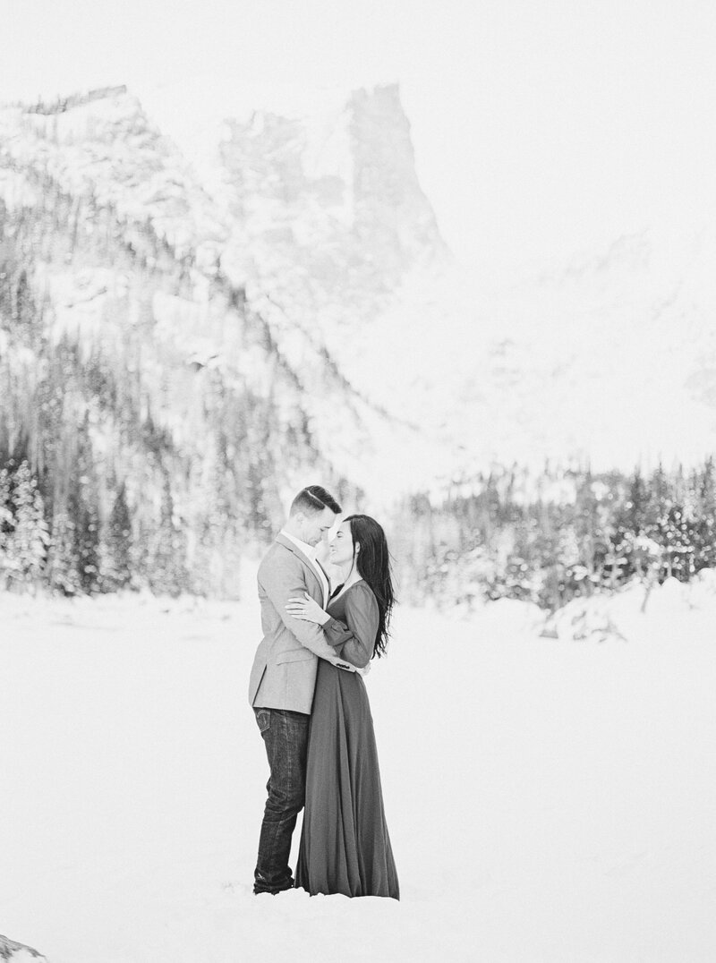 Rocky-Mountain-National-Park-Winter-Engagement-Taylor-Nicole-Photography-2