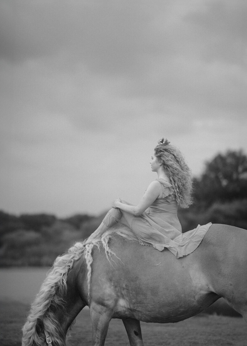 Natuurlijke paardenfotoshoot met zachte verlichting, waarin de band tussen paard en eigenaar centraal staat.