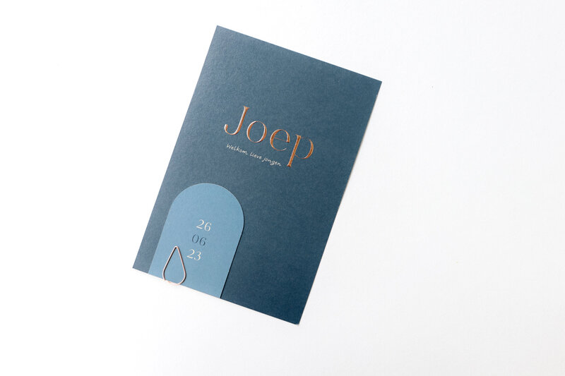 Donkerblauw-geboortekaartje-met-halfrond-label-en-koperfolie-Joep-2