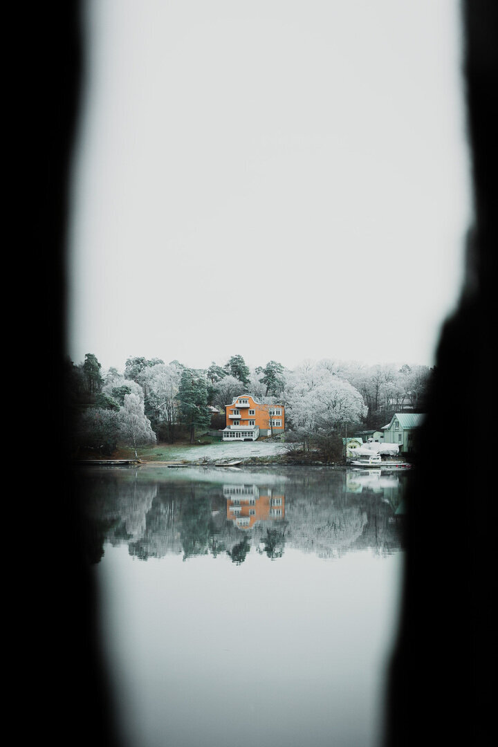 En bild på ett orangeat hus ute i naturen i Stockholm