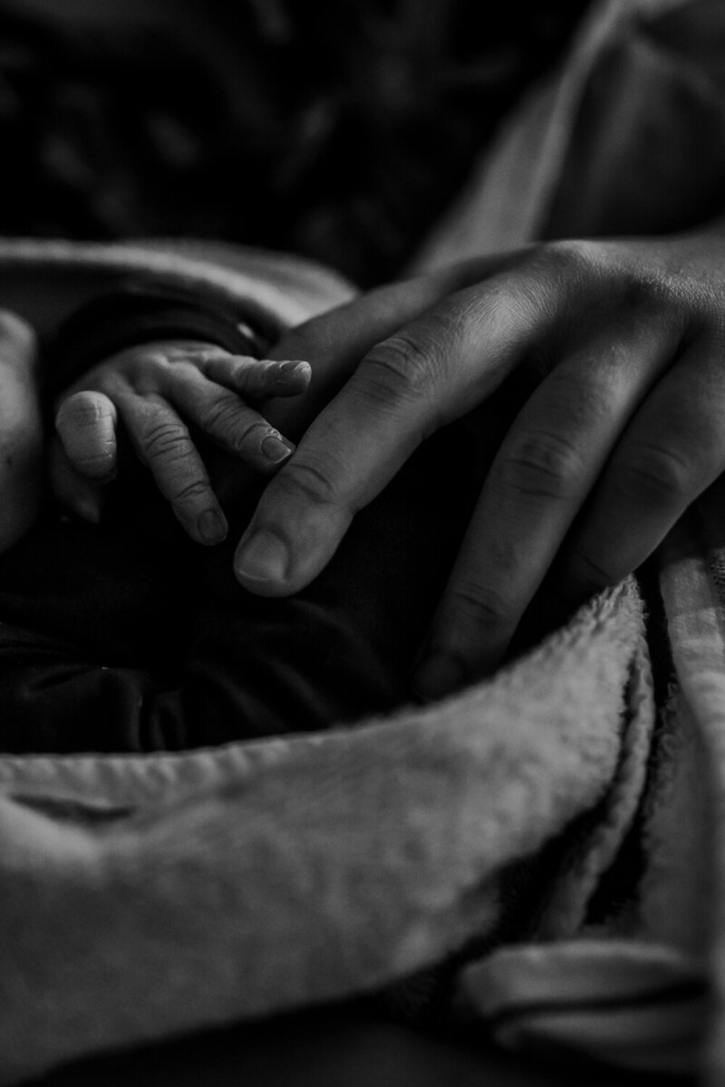 Detailfoto van pasgeboren babyhandje in Dijklander ziekenhuis Hoorn