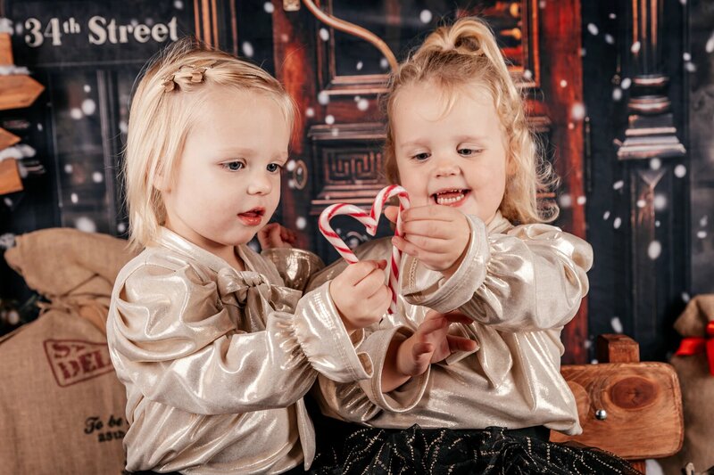 twee meisjes maken een hartje