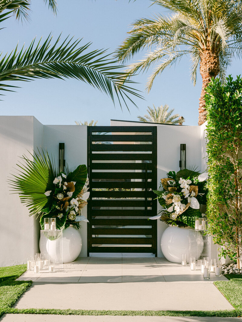 A romantic mid-century inspired luxury destination wedding set against the lush backdrop of the JW Marriott Desert Springs Resort & Spa in Palm Desert, California. Styled with iconic Manolo Blahnik heels and sun-drenched editorial details, this high-end celebration was captured with timeless sophistication by top international wedding photographer Michael Asmussen. Featuring modern California elegance and cinematic artistry, this wedding editorial blends couture fashion, refined design, and the soul of destination romance—perfectly suited for discerning couples and luxury publications alike. 팜 데저트, 캘리포니아의 JW 메리어트 데저트 스프링스 리조트 & 스파를 배경으로 한 로맨틱한 미드센추리 스타일의 럭셔리 데스티네이션 웨딩. 마놀로 블라닉 힐과 햇살 가득한 에디토리얼 디테일로 스타일링되었으며, 국제적으로 활동하는 웨딩 포토그래퍼 마이클 아스무센이 세련되게 촬영했습니다. 이 웨딩 에디토리얼은 꾸뛰르 패션, 정제된 디자인, 그리고 데스티네이션 로맨스의 감성을 조화롭게 담아내며 고급스러운 커플과 프리미엄 웨딩 매거진에 완벽하게 어울립니다. 一场浪漫的中世纪风格奢华目的地婚礼，在加州棕榈沙漠 JW 万豪沙漠温泉度假村举行。搭配经典的 Manolo Blahnik 高跟鞋和阳光洒落的时尚细节，由国际著名婚礼摄影师 Michael Asmussen 以优雅而永恒的视觉语言捕捉。这组婚礼大片融合了高级时装、精致设计与浪漫情感，是为追求极致品味的新人与高端婚礼刊物量身打造的典范之作。Una boda de destino lujosa con estética romántica de mediados de siglo celebrada en el JW Marriott Desert Springs Resort & Spa en Palm Desert, California. Con detalles editoriales bañados por el sol y los icónicos tacones de Manolo Blahnik, esta celebración fue capturada con elegancia atemporal por el fotógrafo internacional de bodas Michael Asmussen. Una editorial nupcial que combina moda couture, diseño refinado y la esencia del romance de destino, ideal para parejas exigentes y publicaciones de lujo. カリフォルニア州パームデザートのJWマリオット・デザートスプリングス・リゾート＆スパで行われた、ロマンティックなミッドセンチュリースタイルのラグジュアリー・デスティネーションウェディング。マノロ・ブラニクのアイコニックなヒールと、陽光に包まれたエディトリアルなディテールで彩られたこのハイエンドな祝宴は、国際的に活躍するウェディングフォトグラファー、マイケル・アスムッセンによってタイムレスな洗練で捉えられました。クチュールファッション、洗練されたデザイン、そしてデスティネーション・ロマンスの魂が融合したこの作品は、目の肥えたカップルや一流ウェディング誌に理想的な内容となっています。