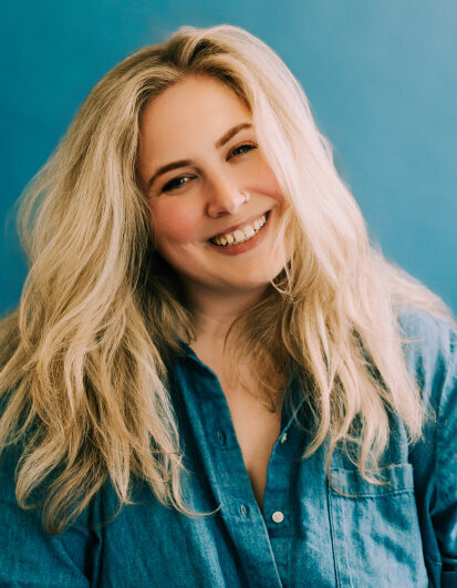Bride glancing down her shoulder while groom kisses cheek | Winx Photo Tennessee Wedding Photographer