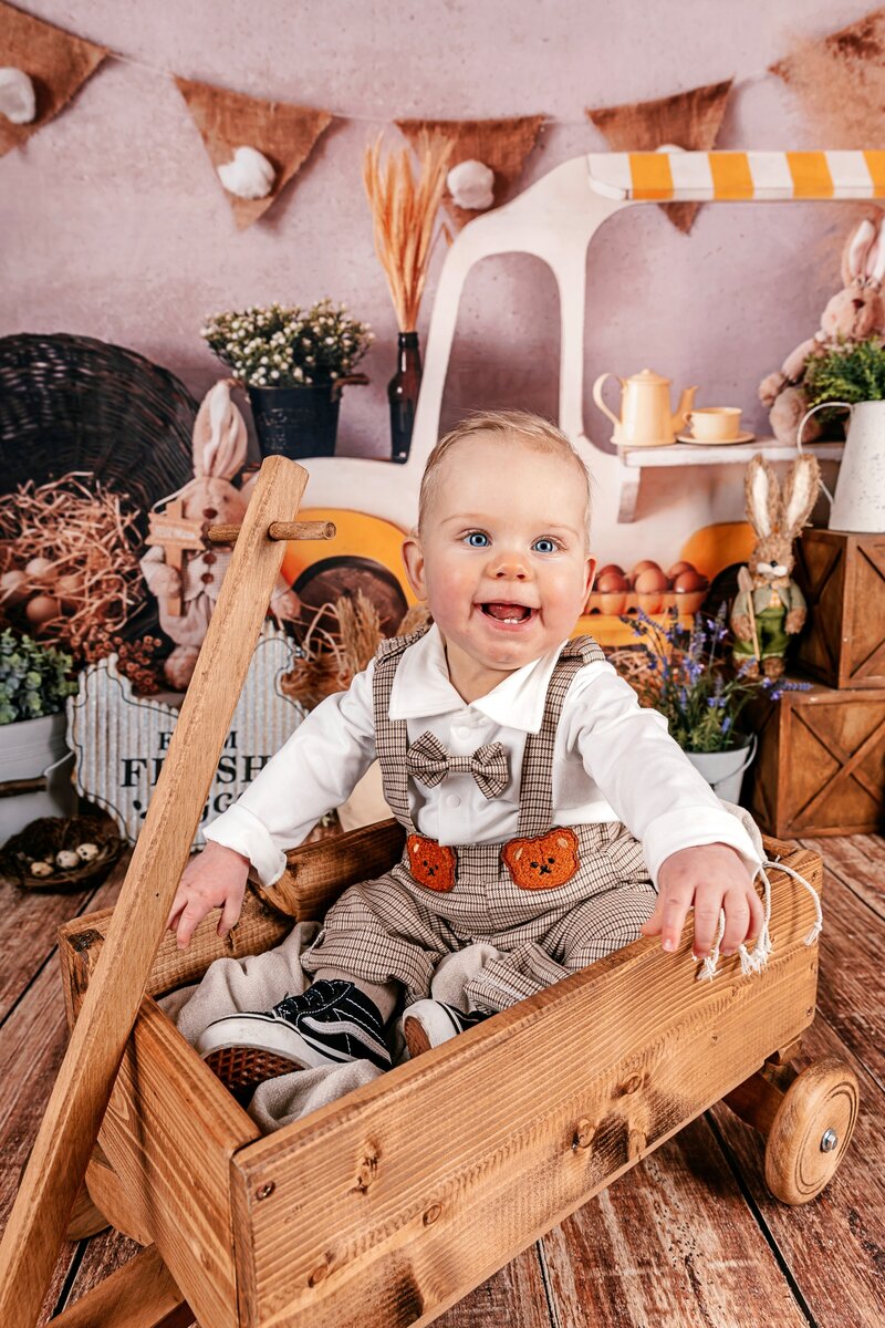 Pasen mini shoot jongen in kar
