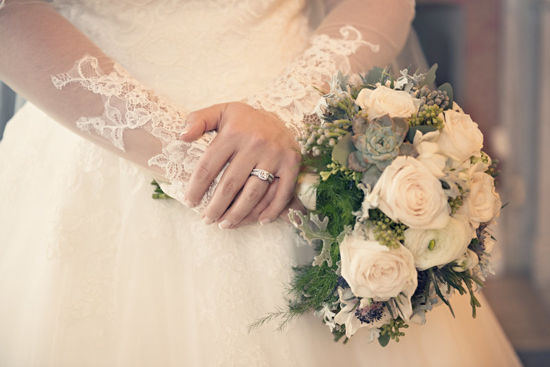JandDstudio-antrim-1844-maryland-wedding-photography-brideandgroom-indoor-bride-rings-flowers