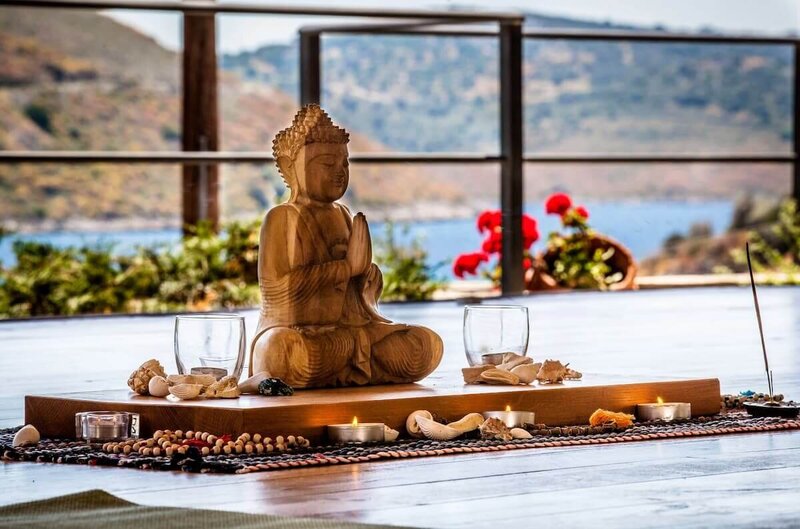 Key features and benefits of the Greece yoga training program.