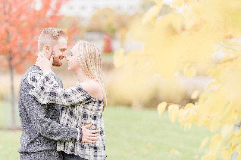 downtown-columbus-ohio-fall-engagement-photos-at-the-scioto-mile_1137