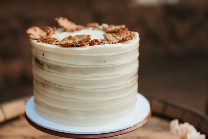 wedding-cake-decorated-rustic