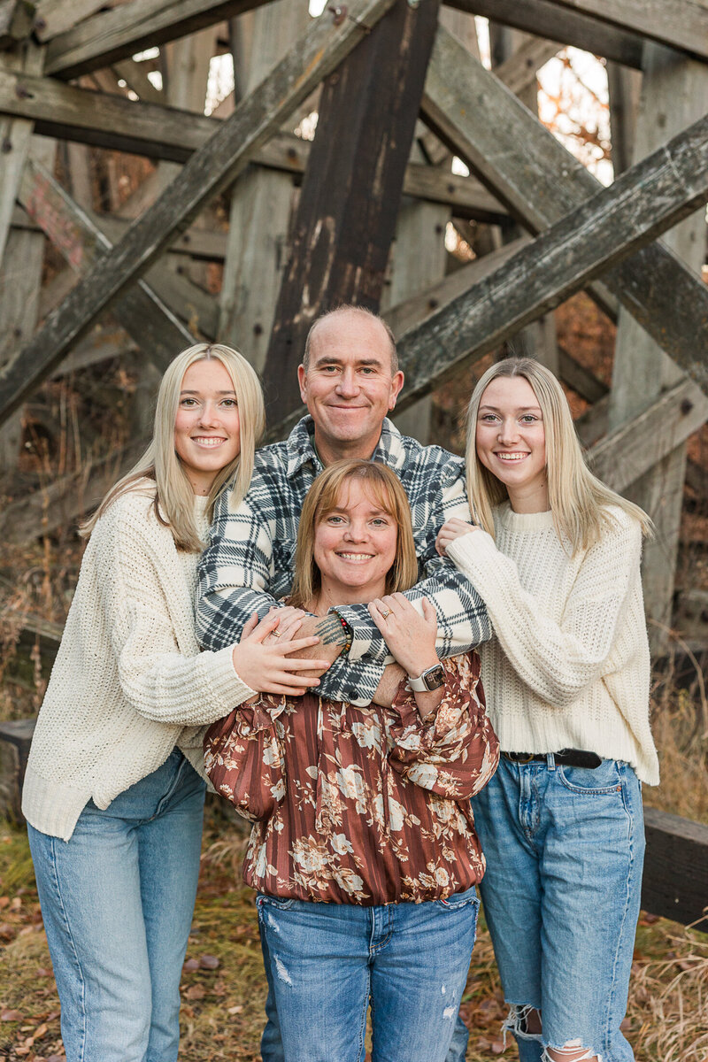 2024 krystal-moore-photography-moose-jaw-fall-family-photos-with-bridge-8