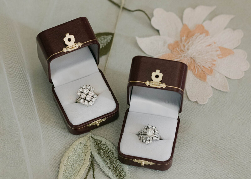 chloe-winstanley-weddings-cotswolds-cornwell-manor-vintage-box-diamond-engagment-ring
