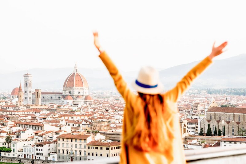 excited-woman-traveling