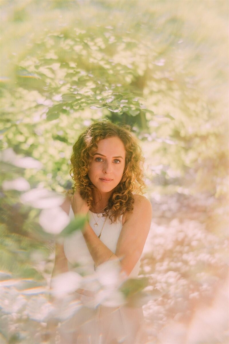 Portrait von Stefanie Salge in einer Waldlichtung