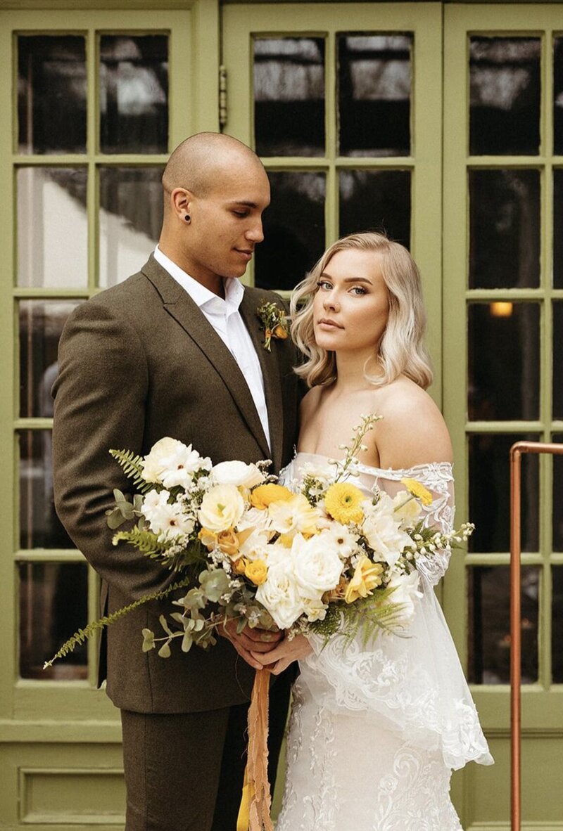 beautiful-yellow-bridal-bouquet-bride-and-groom