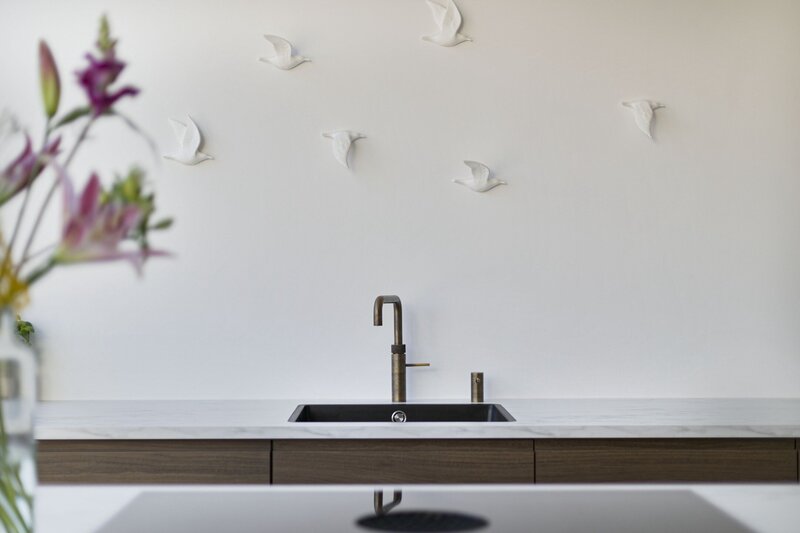 Witte vogels aan muur kunst