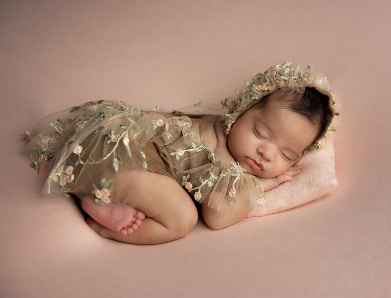 EvaMaganaPhotographynewbornsessiongirlfirstbirthdayphotographysessionstudio (17 of 8)