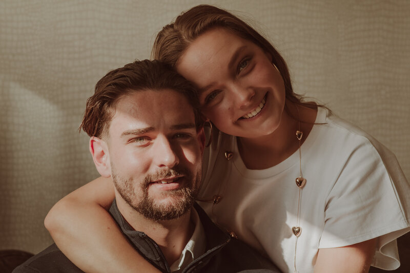 Een man en vrouw omarmen elkaar in een warme en liefdevolle omhelzing.