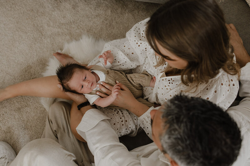 baby dicht bij mama en papa