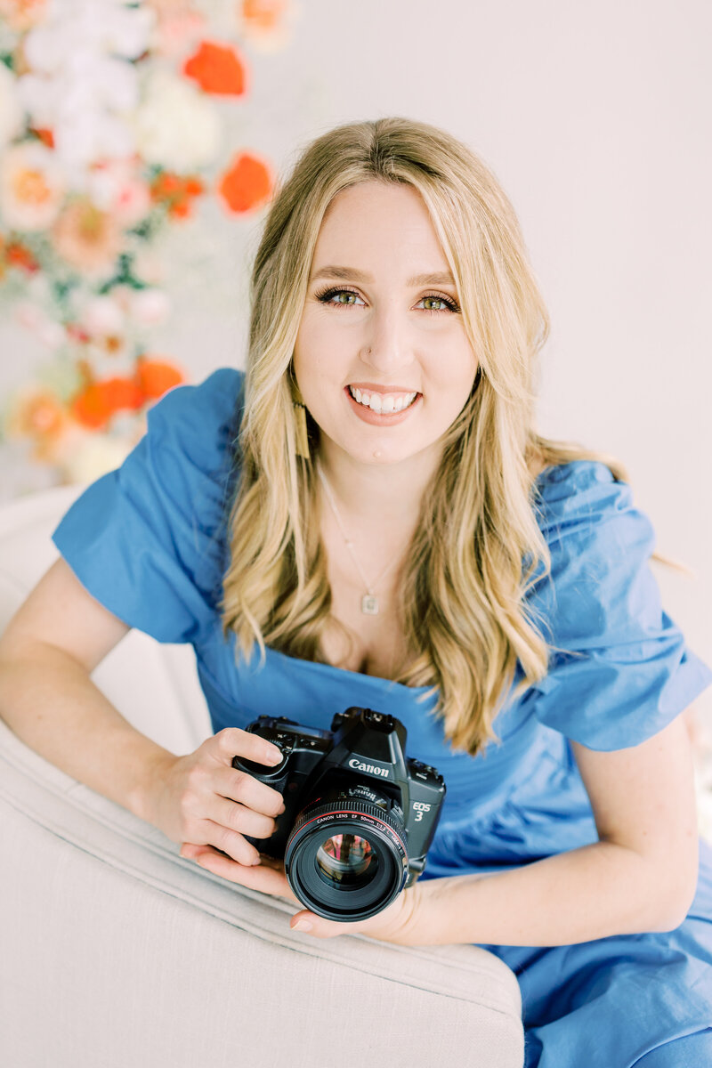 Wedding photographer Rachel Linder sitting and holding a camera